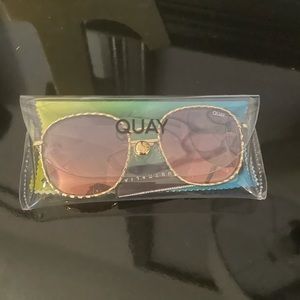 Quay Jezabell twist. Gold frame/peach navy lens